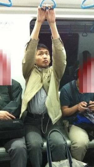 一个极度缺乏安全感的孩子. 一个极度缺乏安全感的孩子.