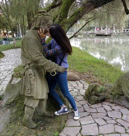 一个豪放的妹子 一个豪放的妹子