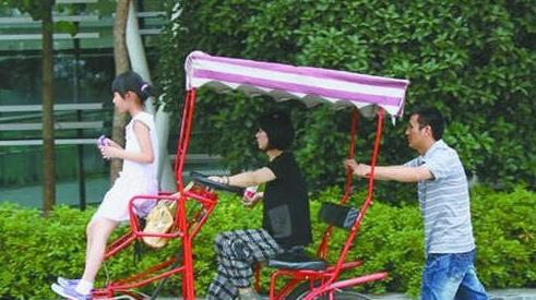 一家三口分工明确 一家三口分工明确