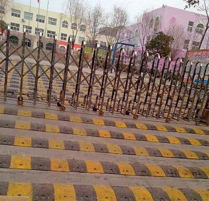 一家小学门口的减速带 一家小学门口的减速带