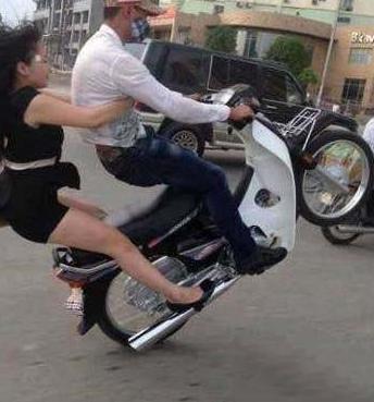 三哥的车技也没我玩得溜 三哥的车技也没我玩得溜