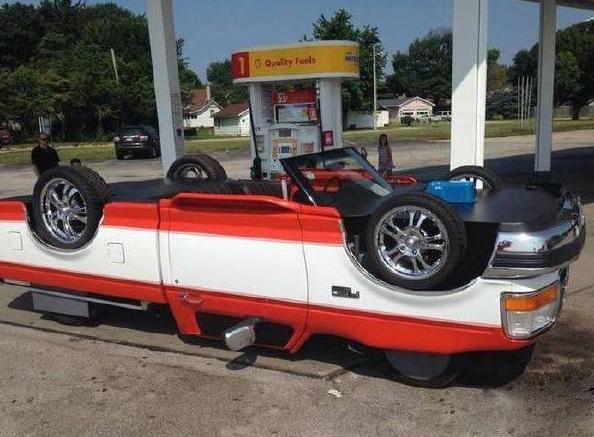 不仔细看还以为翻车了 不仔细看还以为翻车了