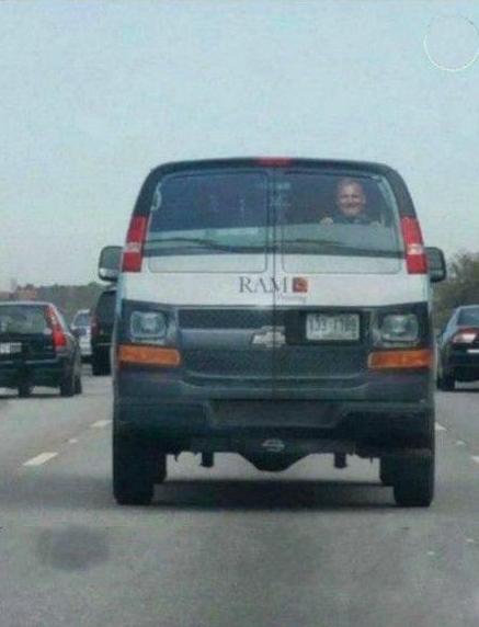 不认真看还以为对面来了一个想逆行车 不认真看还以为对面来了一个想逆行车