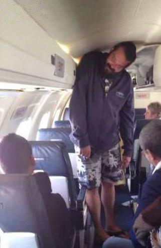 个子高还是有诸多不便的 个子高还是有诸多不便的