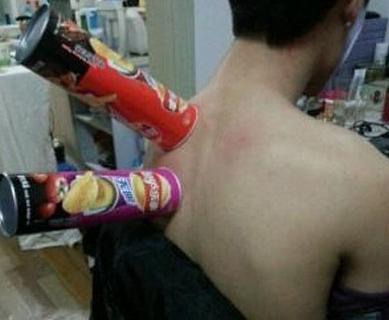 二逼舍友说给我弄他今天刚学的拔罐 二逼舍友说给我弄他今天刚学的拔罐