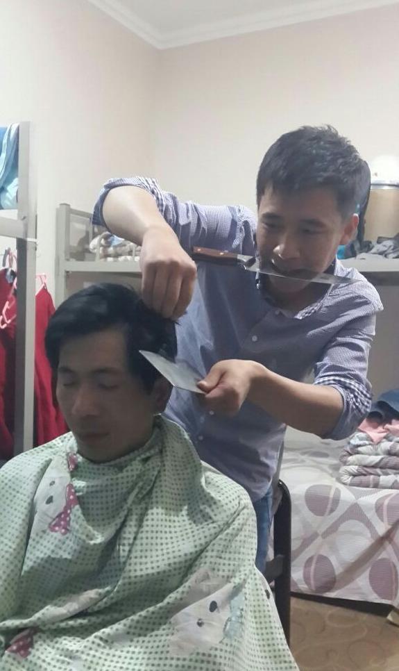 今天特地帮舍友剪了个新发型 今天特地帮舍友剪了个新发型