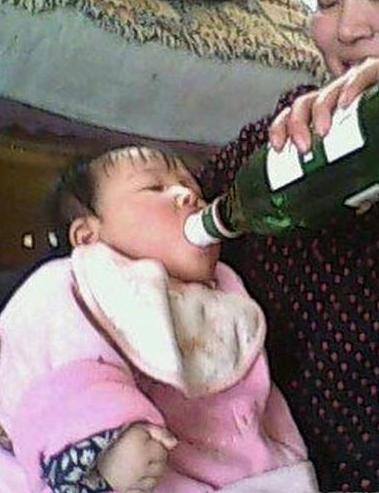 估计这娃娃是买啤酒送的 估计这娃娃是买啤酒送的