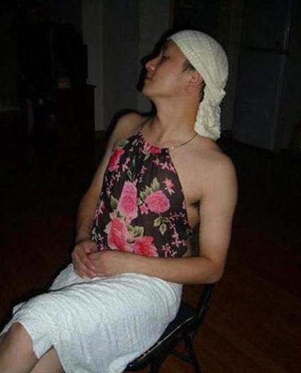 你媳妇的衣服也挺合身的嘛 你媳妇的衣服也挺合身的嘛