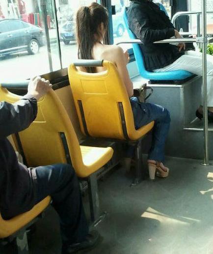 光着膀子就出门了…… 光着膀子就出门了……