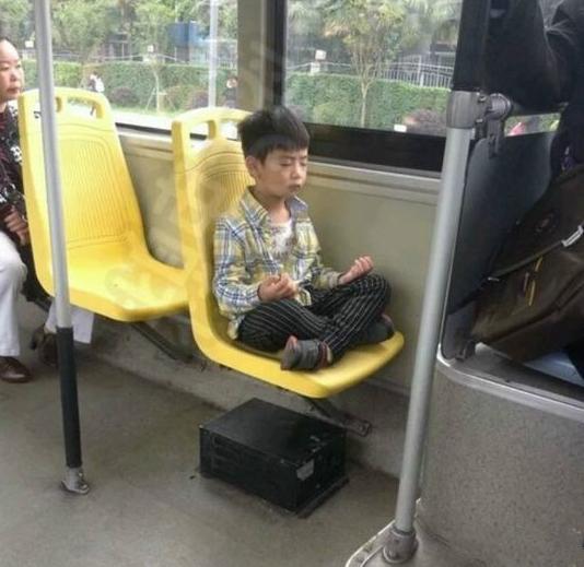 公交上遇到这货孩子... 公交上遇到这货孩子...