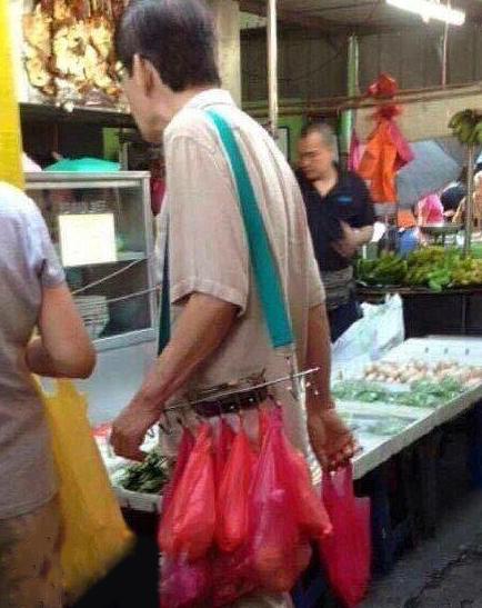 再也不用担心买的菜多没手拿了。 再也不用担心买的菜多没手拿了。