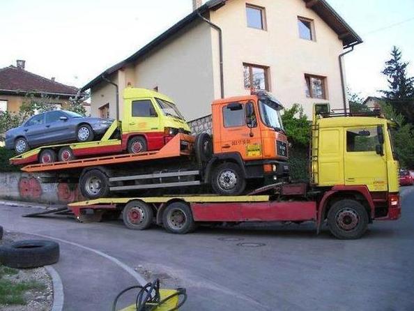 到底是哪辆车违章被拖车了 到底是哪辆车违章被拖车了