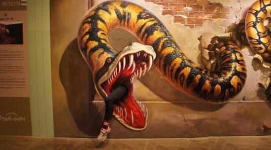 半夜再用灯光照射下就更加吓人了 半夜再用灯光照射下就更加吓人了