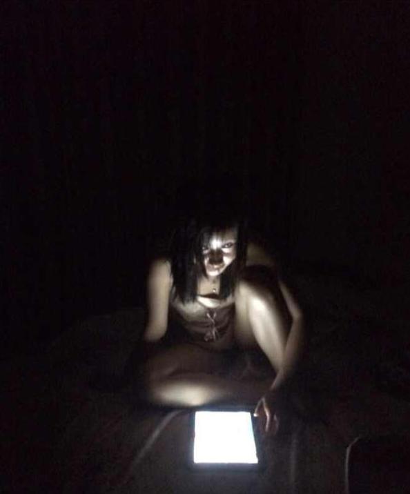 半夜里我那二货女友睡不着起来玩IPAD...不说了我去洗床单.. 半夜里我那二货女友睡不着起来玩IPAD...不说了我去洗床单..