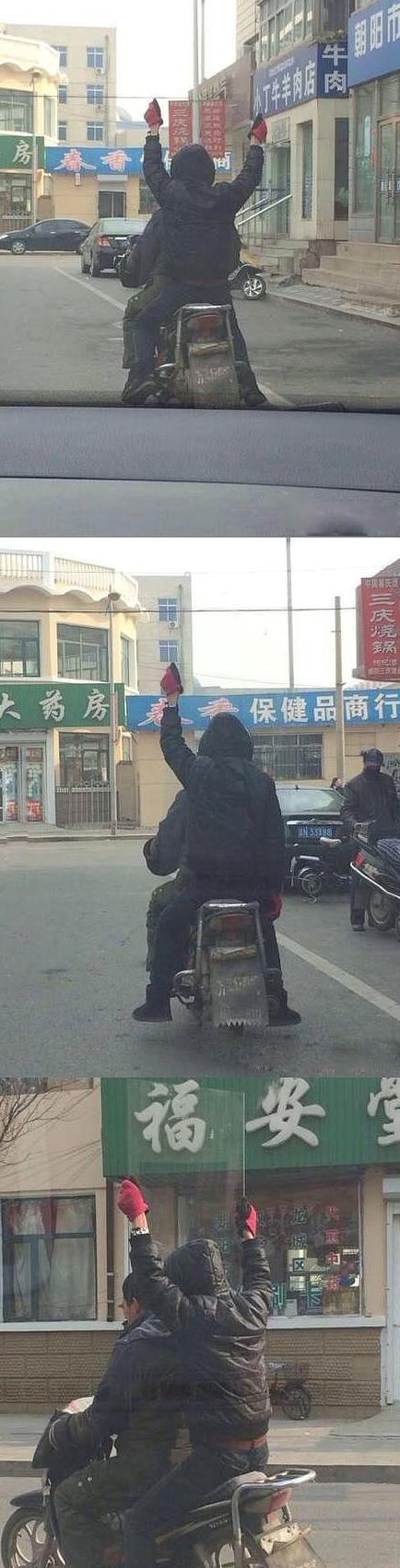 原来他举着块玻璃 原来他举着块玻璃