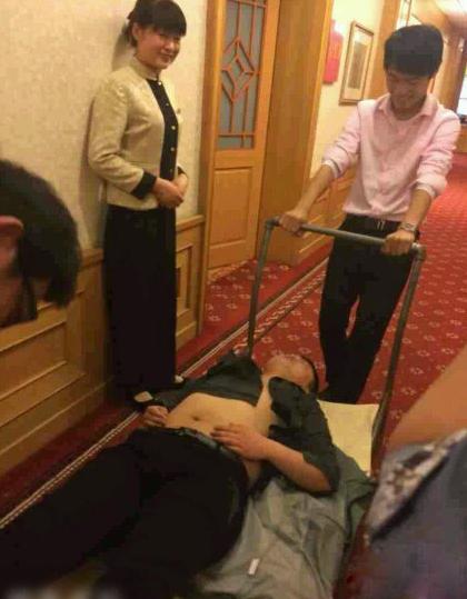 原来酒店把喝醉酒的人都是这样弄出去的 原来酒店把喝醉酒的人都是这样弄出去的