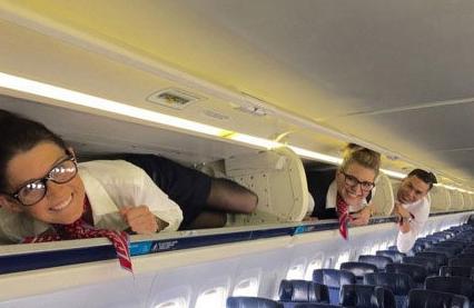 原来飞机上也有卧铺啊 原来飞机上也有卧铺啊