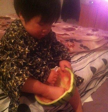 吃西瓜就应该手脚并用 吃西瓜就应该手脚并用