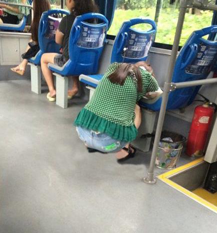 各种姿势尝试过后妹子终于找到最舒服的睡觉姿势 各种姿势尝试过后妹子终于找到最舒服的睡觉姿势