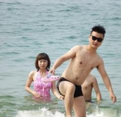 后面的妹子抠出什么东西没 后面的妹子抠出什么东西没