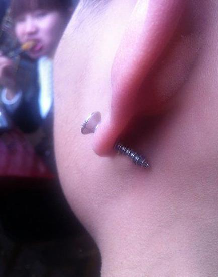 哥哥这耳钉好眼熟啊 哥哥这耳钉好眼熟啊