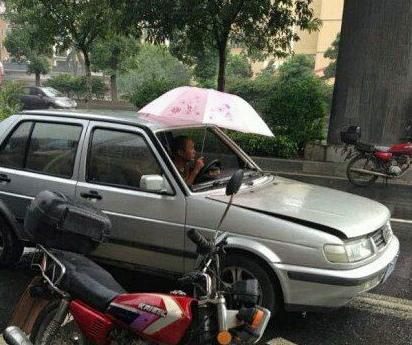 在下雨天开敞篷车是件麻烦事 在下雨天开敞篷车是件麻烦事