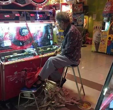 在游戏厅碰到了一位落寞王者 在游戏厅碰到了一位落寞王者