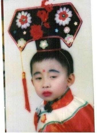 在照相馆里拍的童年照片,被化妆的样子惨不忍睹啊 在照相馆里拍的童年照片,被化妆的样子惨不忍睹啊