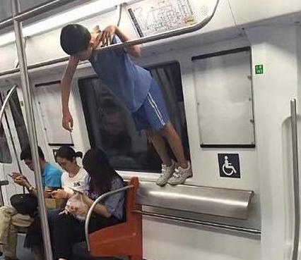 地铁里的VIP专座 地铁里的VIP专座