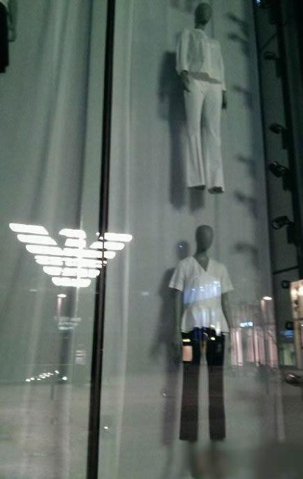 大半夜路过这店铺感受一下 大半夜路过这店铺感受一下