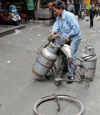 大叔被自行车坑惨了 大叔被自行车坑惨了