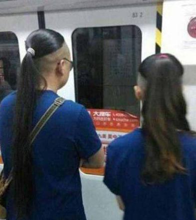 失散多年的闺蜜终于在地铁上碰面了 失散多年的闺蜜终于在地铁上碰面了