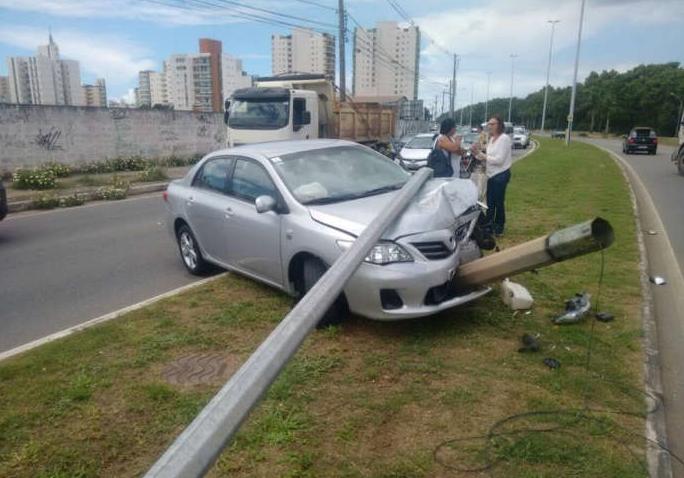头一次见到一边抽烟一边自拍的丰田车 头一次见到一边抽烟一边自拍的丰田车