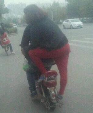 女汉子坐个电动车都这么霸气 女汉子坐个电动车都这么霸气