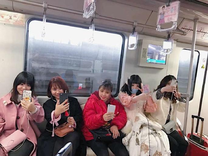 女生坐车日常 女生坐车日常