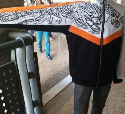 如何让校服穿起来像龙袍 如何让校服穿起来像龙袍