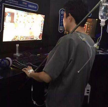 如此敬业的专业级游戏选手 如此敬业的专业级游戏选手