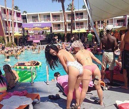 妹子们为了自拍也是拼了 妹子们为了自拍也是拼了