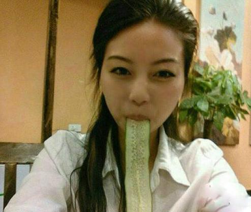 妹子们玩黄瓜的技能在不断地创新啊 妹子们玩黄瓜的技能在不断地创新啊