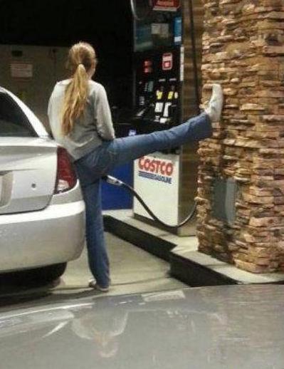 妹子的加油姿势真是醉了 妹子的加油姿势真是醉了