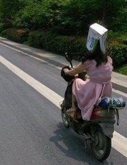 妹子这防晒技巧很特别嘛 妹子这防晒技巧很特别嘛