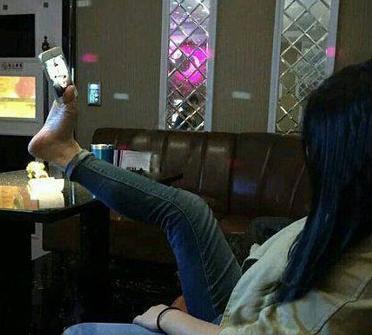 姑娘有自拍的独门绝招 姑娘有自拍的独门绝招