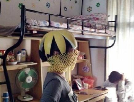 宿舍妹子刚买的帽子和口罩 宿舍妹子刚买的帽子和口罩