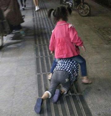 小女娃长大后一定是个人物 小女娃长大后一定是个人物