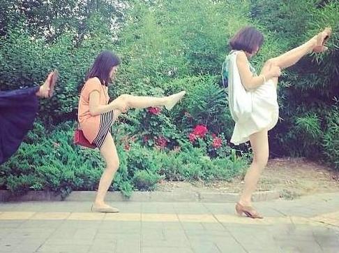 当时我就站在右边看着她们拍 当时我就站在右边看着她们拍