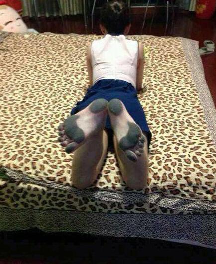 我该不该让她去洗个脚 我该不该让她去洗个脚