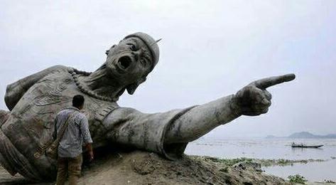 我跟你说就是刚刚那个傻B把我推倒了 我跟你说就是刚刚那个傻B把我推倒了