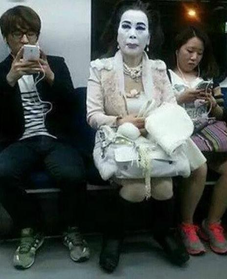 旁边的两个是左右护法吗 旁边的两个是左右护法吗