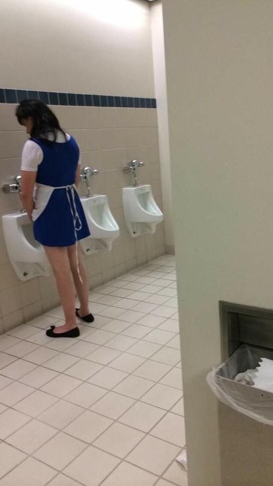 是美女进错厕所还是... 是美女进错厕所还是...