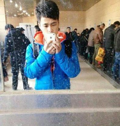 有些人总爱在特殊的环境里玩自拍 有些人总爱在特殊的环境里玩自拍